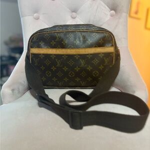 Louis Vuitton Reporter Monogram crossbody bag in beautiful preowned condition :)